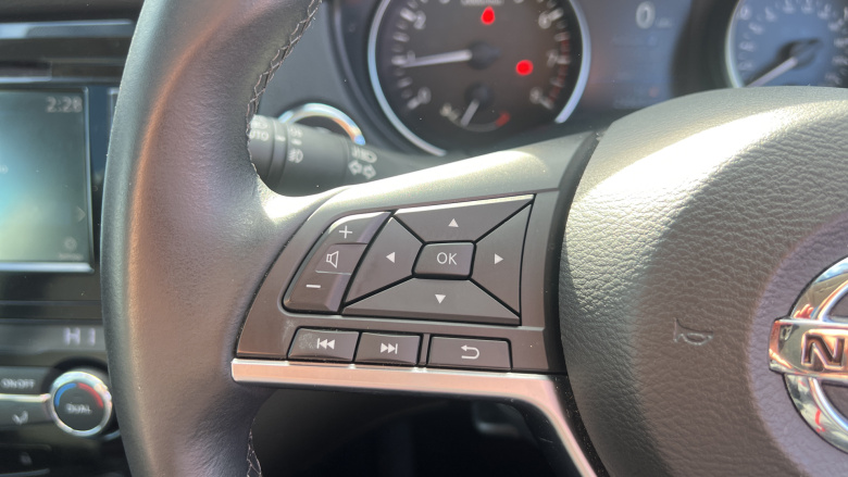 Nissan Qashqai 1.3 DiG-T N-Connecta 5dr [Glass Roof Pack] Petrol Hatchback